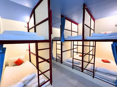 8인 혼성 도미토리 침대 — Sleepy Station Hostel